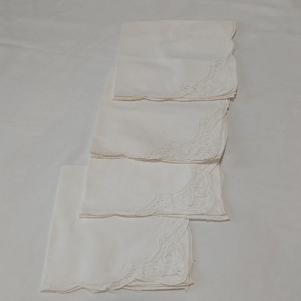 White Lace Table Napkins .Lot Of 4 .Good Condition